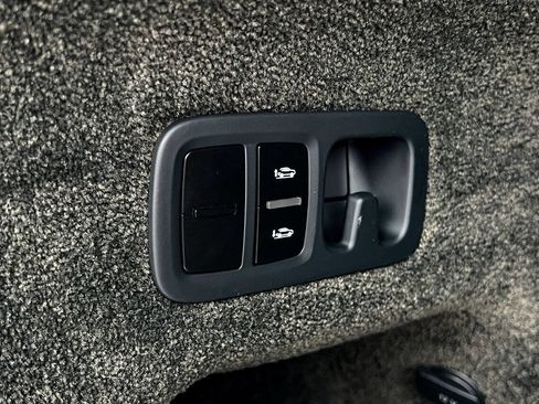 Used 2017 Bentley Bentayga image 19