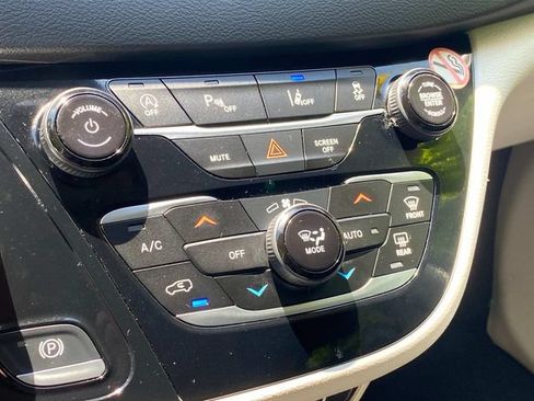 Used 2024 Chrysler Pacifica Touring-L FWD image 26