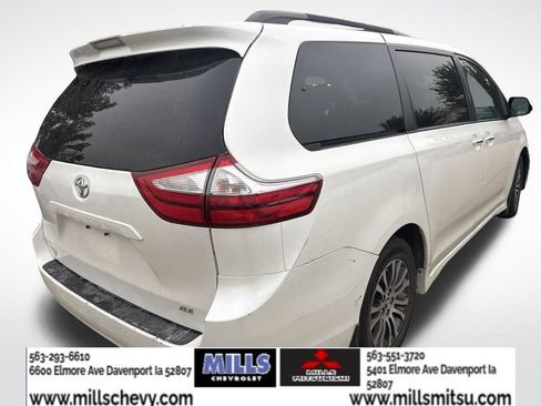 Used 2019 Toyota Sienna XLE w/ XLE Navigation Package FWD image 3