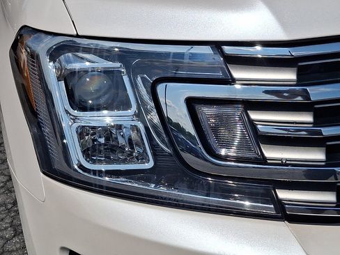 Used 2018 Ford Expedition Limited w/ Equipment Group 301A AWD/4WD image 9