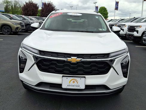 Used 2025 Chevrolet Trax LT w/ LT Convenience Package FWD image 2