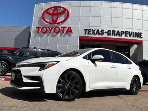 Used 2024 Toyota Corolla SE w/ SE Package FWD image 2