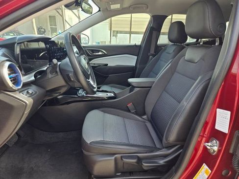 Used 2025 Chevrolet Trax LT w/ LT Convenience Package FWD image 23
