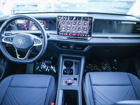 New 2025 Volkswagen Tiguan SE image 19