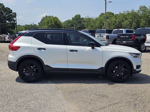 Used 2022 Volvo XC40 T5 R-Design w/ Advanced Package AWD/4WD image 9