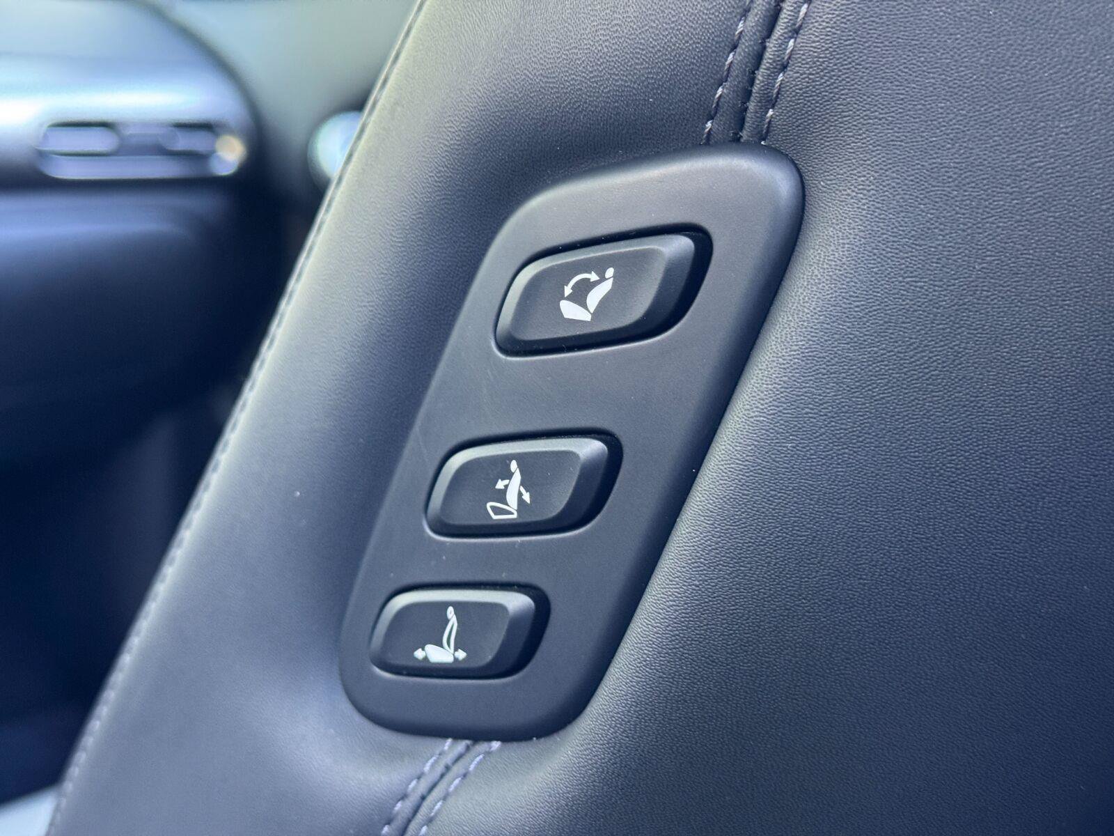 Used 2025 Genesis GV60 RWD image 36