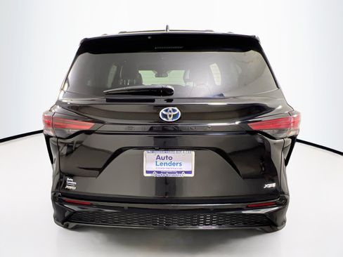 Used 2022 Toyota Sienna XSE AWD/4WD image 6