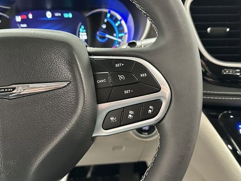 Used 2023 Chrysler Pacifica Touring-L image 9