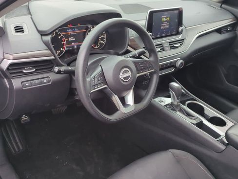 Used 2024 Nissan Altima 2.5 SV image 2