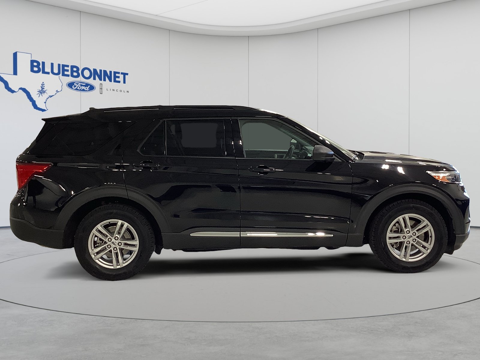 Used 2023 Ford Explorer XLT w/ Equipment Group 202A RWD image 4