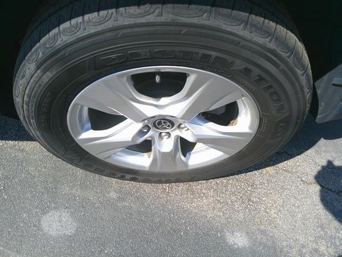 Used 2021 Toyota RAV4 XLE image 10