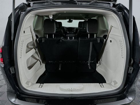 Used 2024 Chrysler Pacifica Touring-L image 25