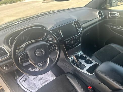 Used 2020 Jeep Grand Cherokee Altitude AWD/4WD image 13