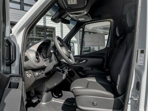 Used 2025 Mercedes-Benz Sprinter 2500 image 12