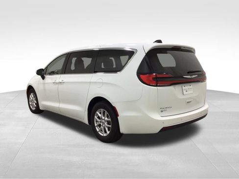 Used 2023 Chrysler Pacifica Touring-L FWD image 3