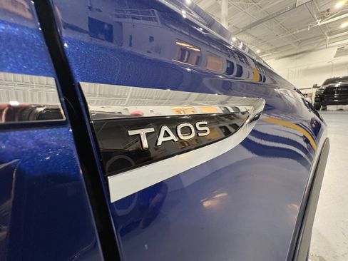 Used 2024 Volkswagen Taos SE w/ Panoramic Sunroof Package FWD image 46