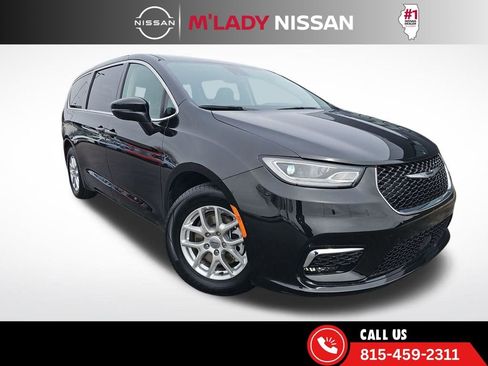 Used 2023 Chrysler Pacifica Touring-L image 1