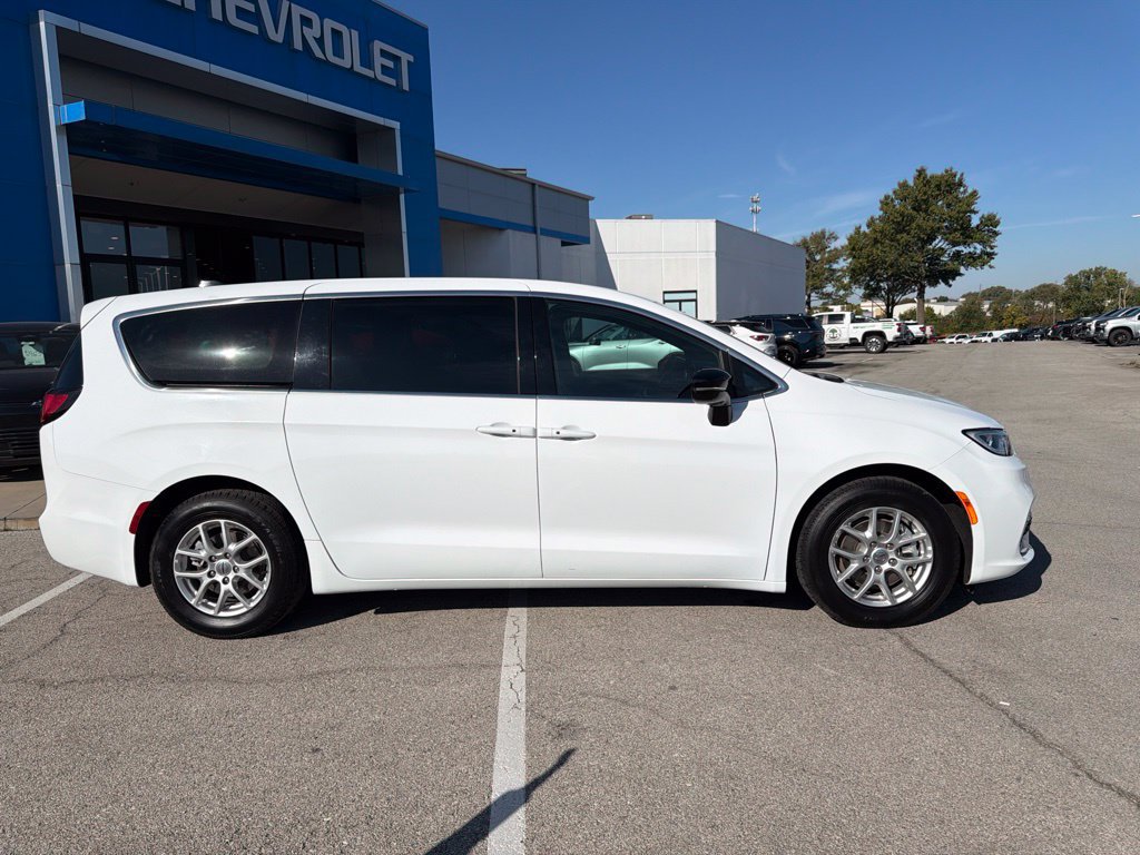 Used 2025 Chrysler Pacifica Select FWD image 2