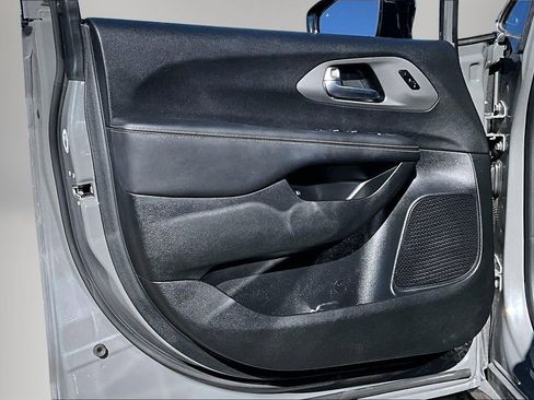 Used 2025 Chrysler Pacifica Select image 19