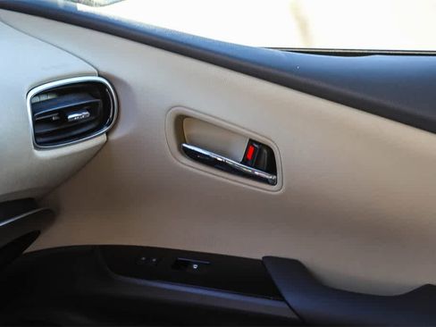 Used 2016 Toyota Prius Three image 18