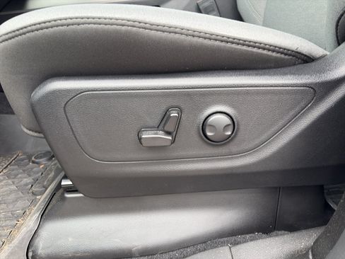 Used 2025 RAM 1500 Big Horn AWD/4WD image 10