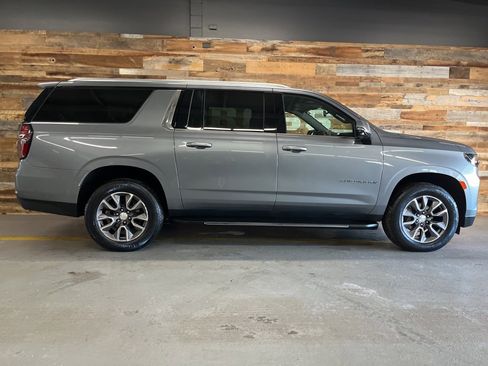 Used 2022 Chevrolet Suburban LT w/ Luxury Package image 54