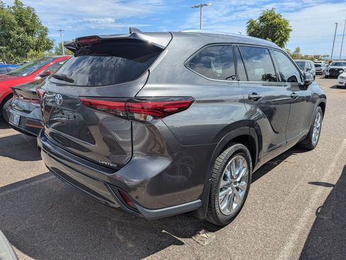 Used 2023 Toyota Highlander Limited FWD image 2
