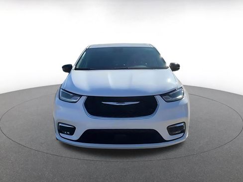 Used 2024 Chrysler Pacifica Touring-L image 4