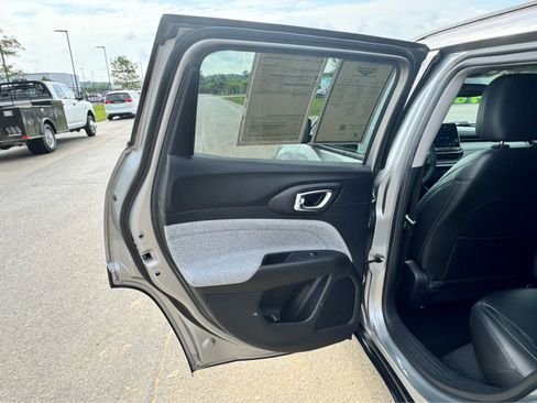 Used 2022 Jeep Compass Latitude AWD/4WD image 36