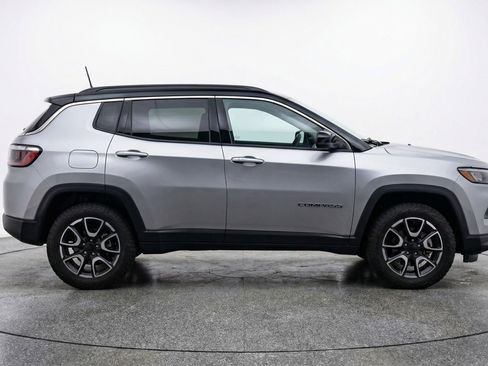Used 2025 Jeep Compass Trailhawk image 11