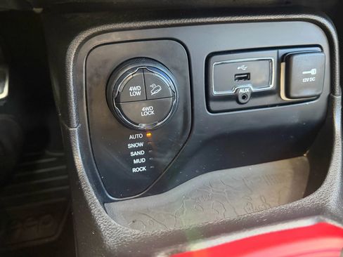 Used 2016 Jeep Renegade Trailhawk w/ Premium Trailhawk Package image 21