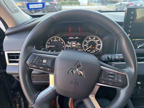 Used 2025 Mitsubishi Outlander ES image 2