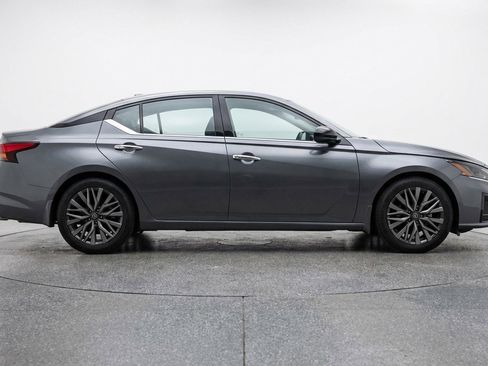 Used 2025 Nissan Altima 2.5 SV FWD image 11
