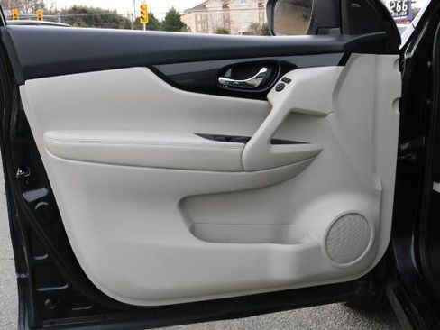 Used 2017 Nissan Rogue Sport SV w/ SV Premium Package image 9