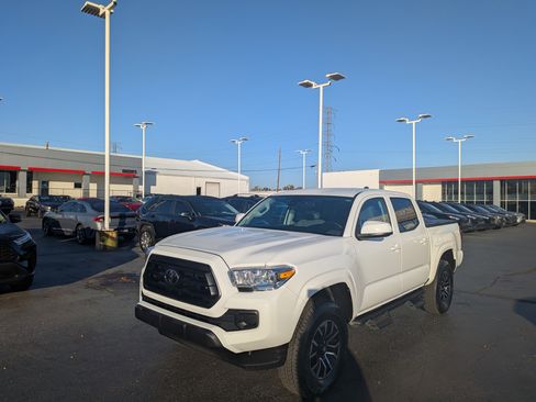 Used 2023 Toyota Tacoma SR image 4