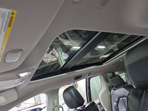 Used 2020 Chrysler Pacifica Limited image 29