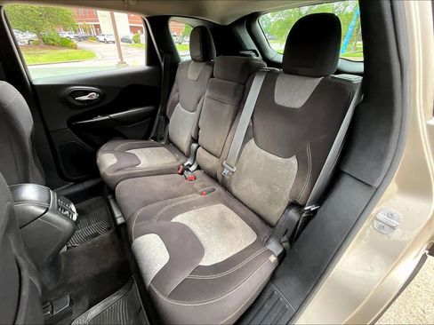 Used 2015 Jeep Cherokee Sport FWD image 21