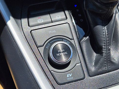 Used 2025 Toyota RAV4 XLE Premium AWD/4WD image 28
