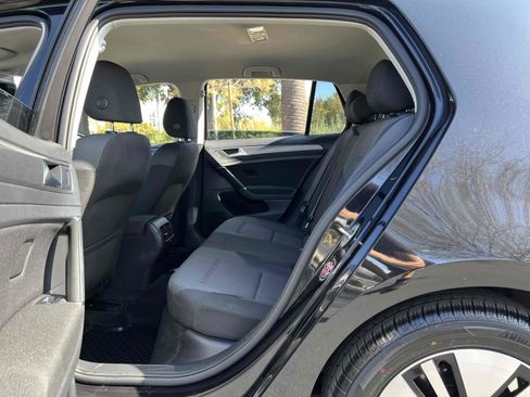 Used 2018 Volkswagen e-Golf SE w/ DC Fast Charging Package image 44