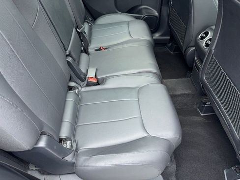 Used 2023 Mercedes-Benz GLB 250 4MATIC w/ Premium Package image 53