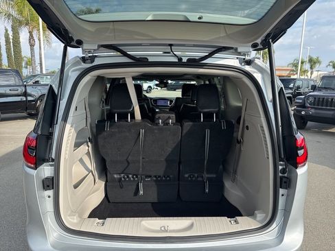 Used 2024 Chrysler Pacifica Limited image 13