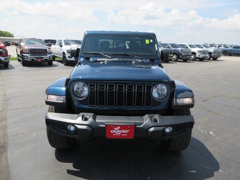Used 2025 Jeep Gladiator Sport AWD/4WD image 14