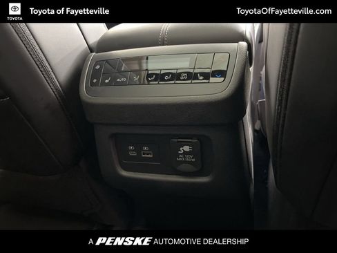 Used 2025 Nissan Pathfinder Platinum image 11