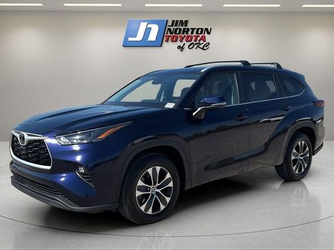 Used 2025 Toyota Highlander XLE image 1