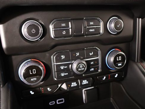 Used 2024 Chevrolet Suburban RST w/ Luxury Package image 7