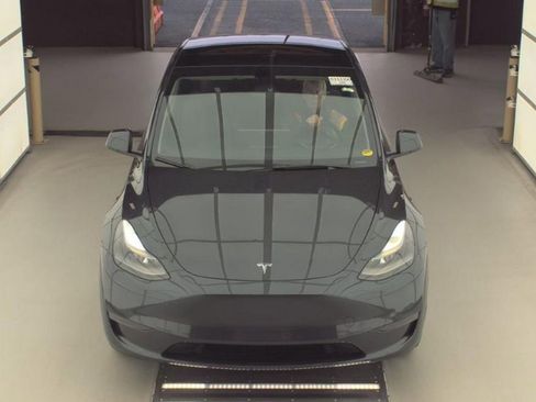 Used 2024 Tesla Model Y 2WD image 3