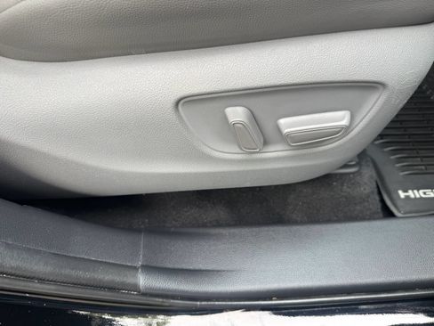 Used 2020 Toyota Highlander XLE FWD image 33