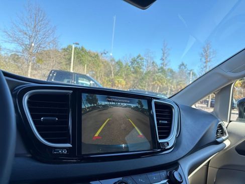 Used 2024 Chrysler Pacifica Touring-L image 18