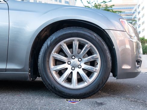 Used 2011 Chrysler 300 Limited w/ Luxury Group RWD image 9