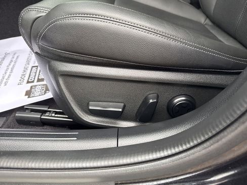 Used 2025 Genesis G70 2.5T image 30